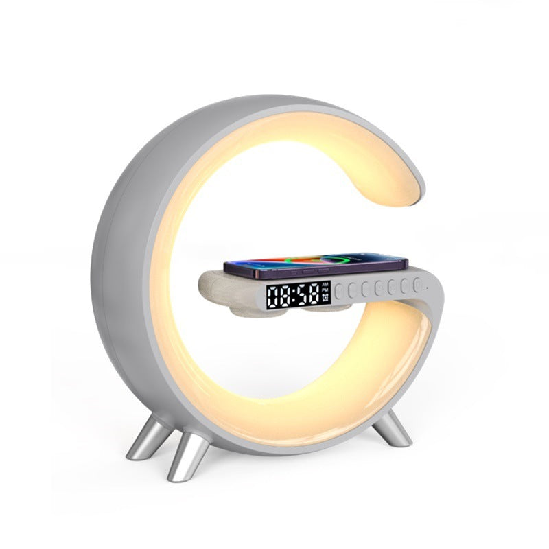 مصباح LED ذكي جديد على شكل حرف G، مزود بمكبر صوت بلوتوث وشاحن لاسلكي، يعمل بتقنية التحكم عبر تطبيق، مثالي لغرفة النوم وديكور المنزل.